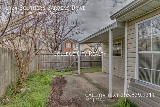 Building Photo - 1424 Southern Gardens Dr