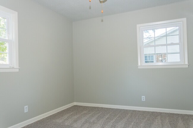Building Photo - 3 Bed 1.5 Bath