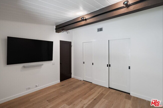 Building Photo - 1300 Bienveneda Ave