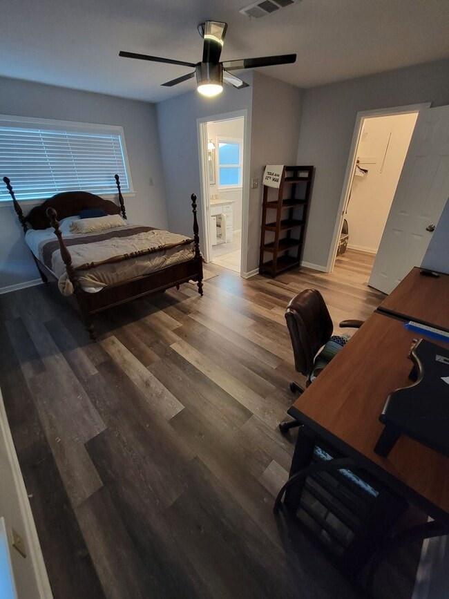 Building Photo - Bryan - 3 bed/ 2 bath / 2 car garage house with fenced back yard, near Texas A&M