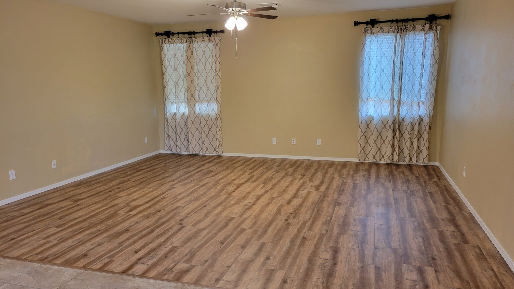 Living Room - 3907 S Vineyard Ave