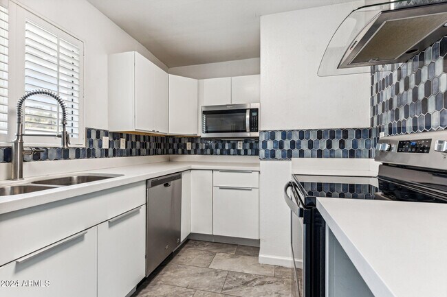 Building Photo - 502 E Roanoke Ave