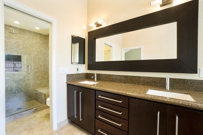 Building Photo - 3055 E Hillcrest Dr
