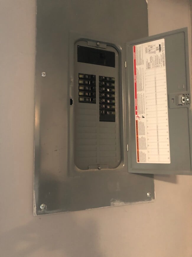 Building Photo - 405 S Vincent St