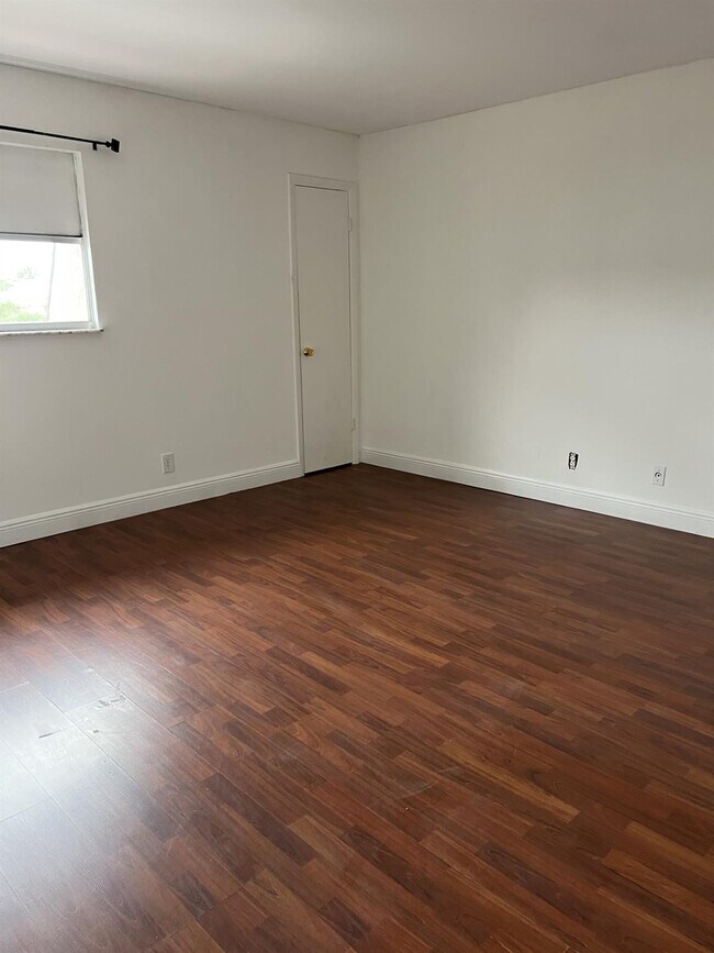 Building Photo - 1100 SE 4th Ave