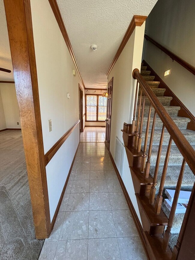 Building Photo - 3 Bedroom Home With Large Bonus Room Convenient to US 421