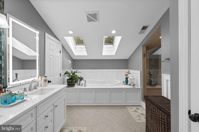 Building Photo - 6874 Caravan Ct