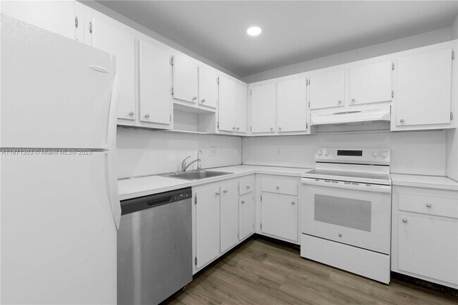 Building Photo - 1300 NE Miami Gardens Dr