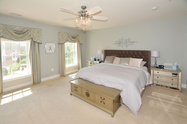 Building Photo - Beautiful Luxury TH with Deck & Patio!
