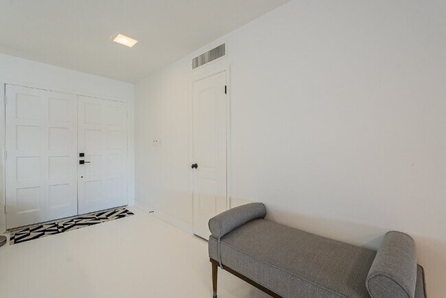 Building Photo - 10610 N 35th St