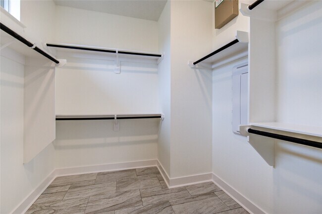 Building Photo - 18815 River Overlook Ct