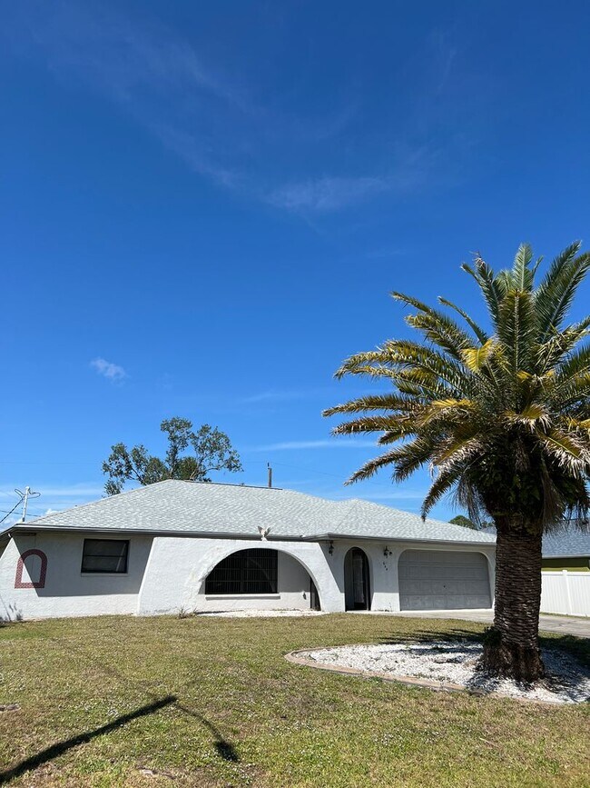 Building Photo - Located in the heart of Port Charlotte