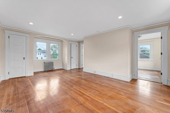 Building Photo - 6 Van Dyke Pl