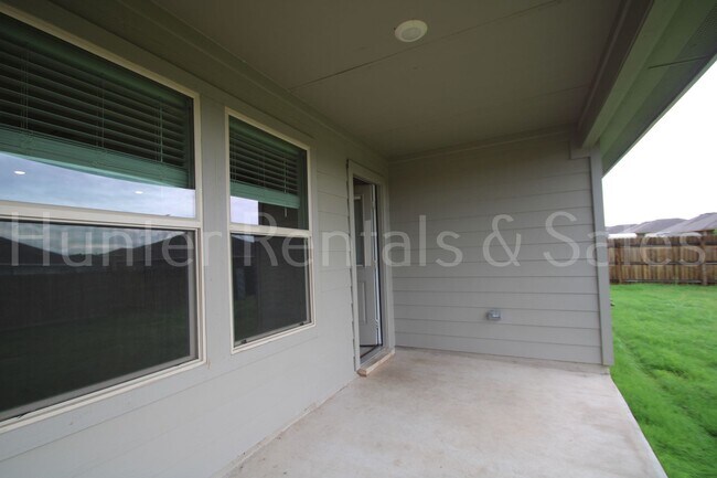 Building Photo - Modern Style Three Bedroom Home