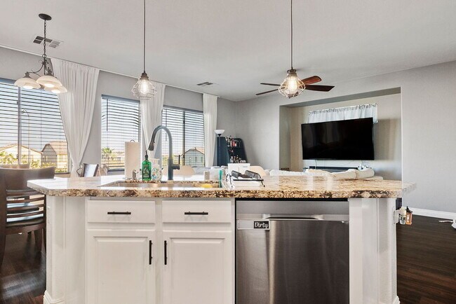 Building Photo - "Spacious 4-Bed Oasis with Outdoor Kitchen & Hardwood Elegance in North Las Vegas!"