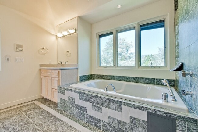 Building Photo - Large 3,767 sqft home on a 10,000 sqft lot- 2 bed located on 1st floor w/ separate entrance - Top...