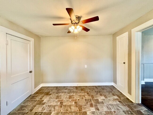 Building Photo - 1-Bedroom, 1-Bath Apartment in Junius Heights