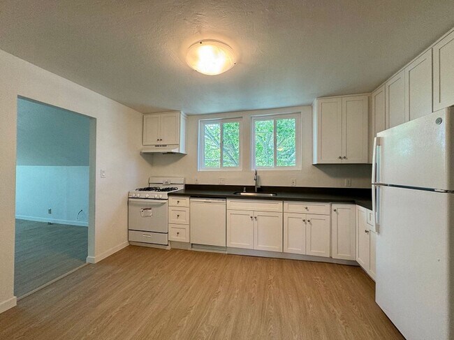Building Photo - 130-142 Underhill Drive