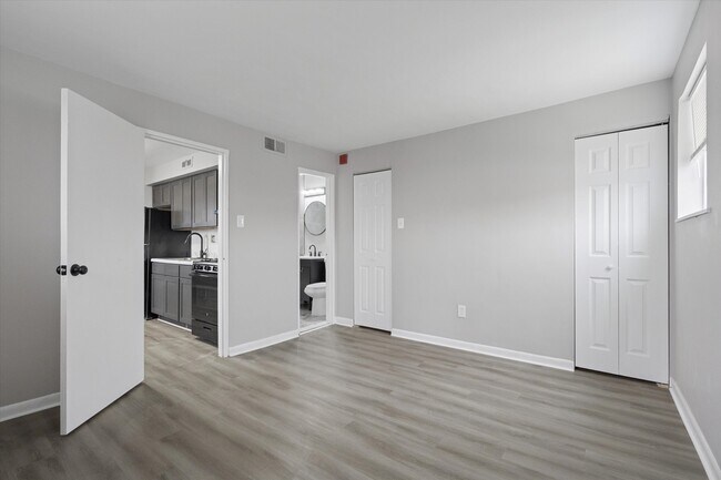 Building Photo - 7108 Oxford Ave