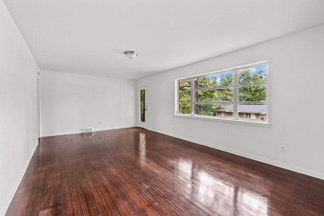 Building Photo - Newly Renovated Center Point Home
