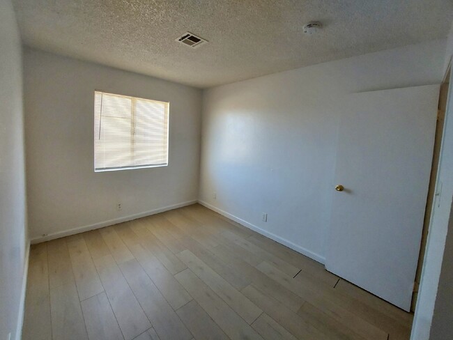 Building Photo - Freshly Updated 2 bed, 1 bath Upstairs Con...