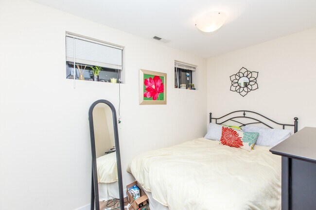 Building Photo - HUGE 4bed/2bath Condo Quality GARDEN unit in Wicker Park! Central Air! In-Unit Laundry!