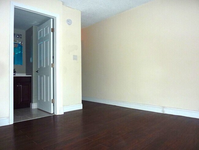 Building Photo - 1BR Condo | In-Unit Laundry, City Views, Walk to UTK