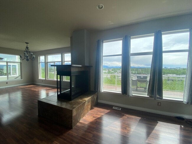 Building Photo - Meticulously well kept 3 bed, 3.5 bath Gov...
