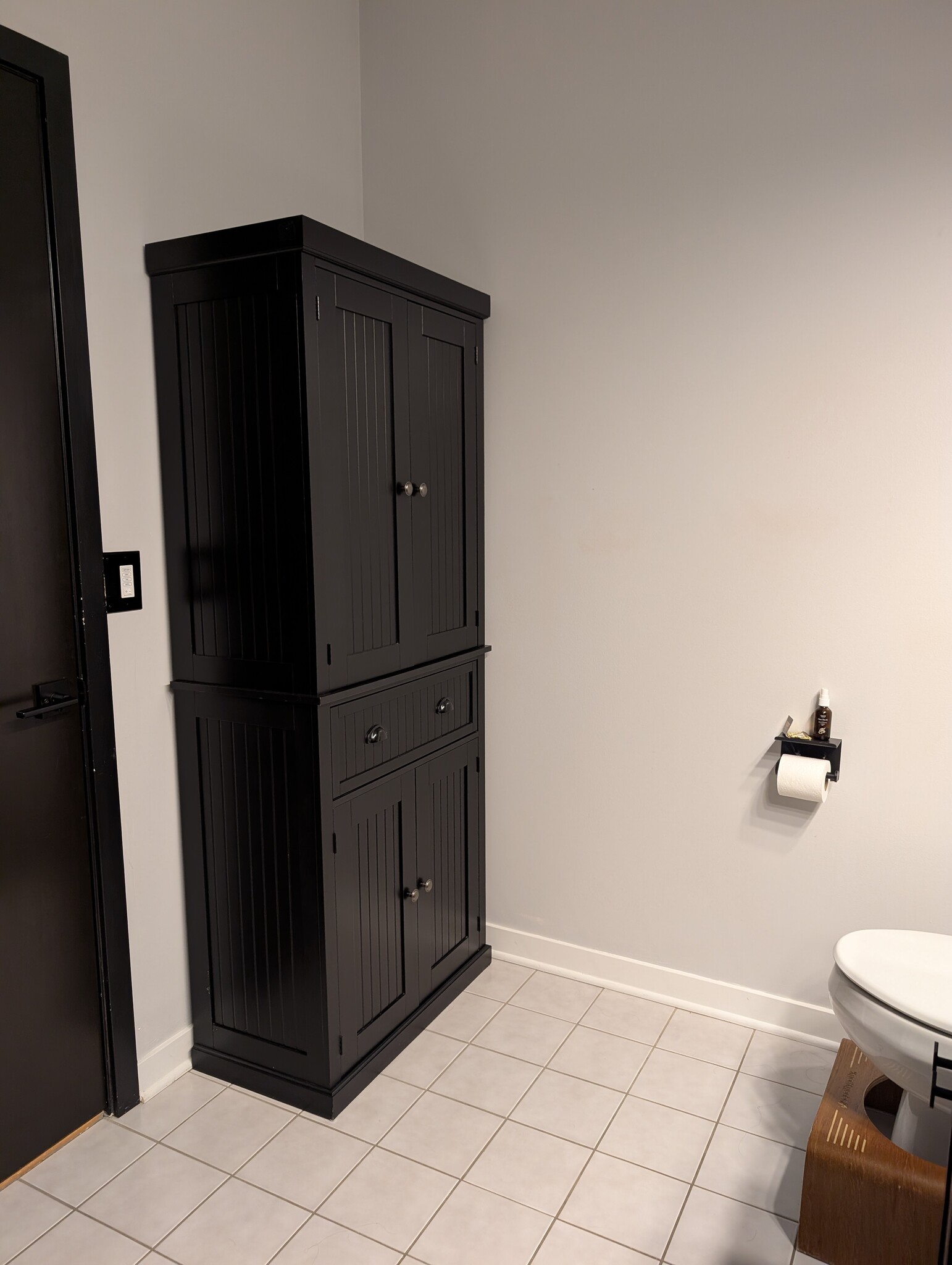 Linen Cabinet/Storage - 3963 W Belmont Ave