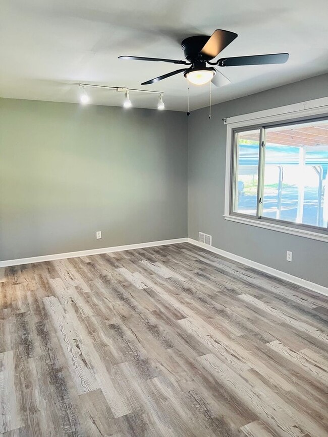 Building Photo - Recently Remodeled