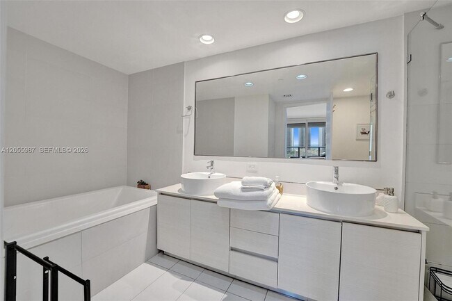 Building Photo - 2600 E Hallandale Beach Blvd