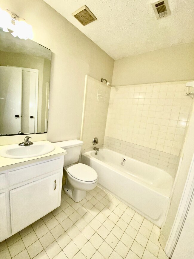 Building Photo - 1615 Woodmere Loop