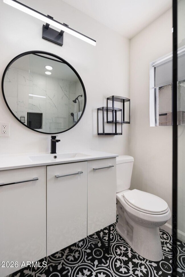 Building Photo - 930 E Whitton Ave