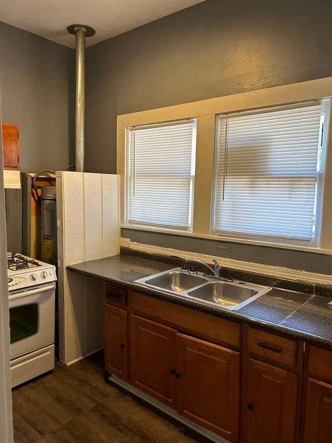 Building Photo - 1348 W Kirby Pl