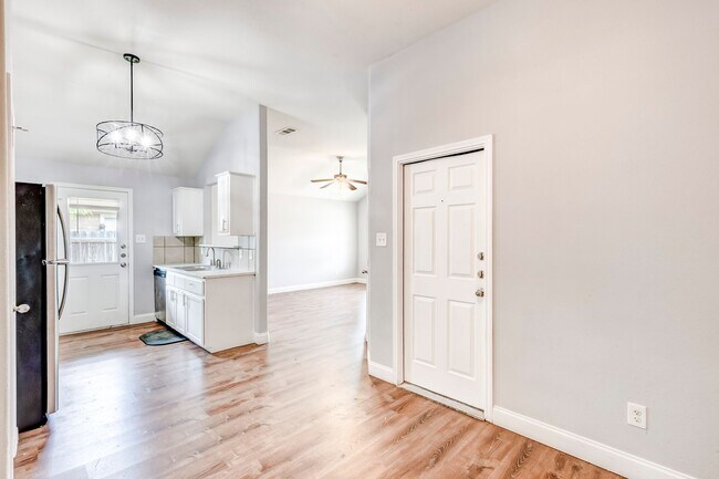 Building Photo - 2930 Saulsbury Dr