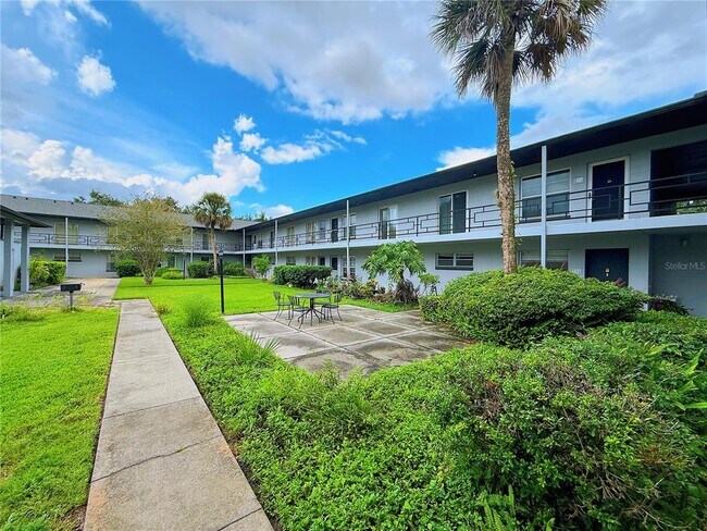 Building Photo - 825 N Primrose Dr