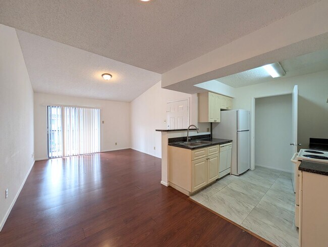 Building Photo - Bright & Well-Located 1BR/1BA Condo – Kendall Area