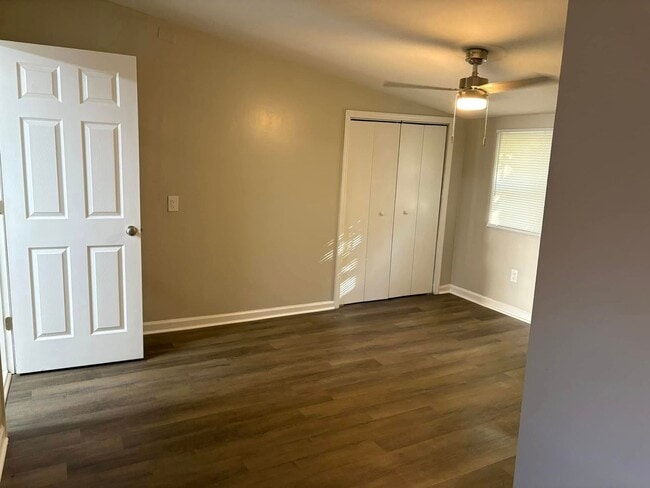 Building Photo - AVAILABLE NOW at a Good Price. 1 Bed 1 Bath FOR LEASE in Columbia. $700 Rent.