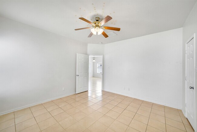 Building Photo - 1102 Grassy View Dr
