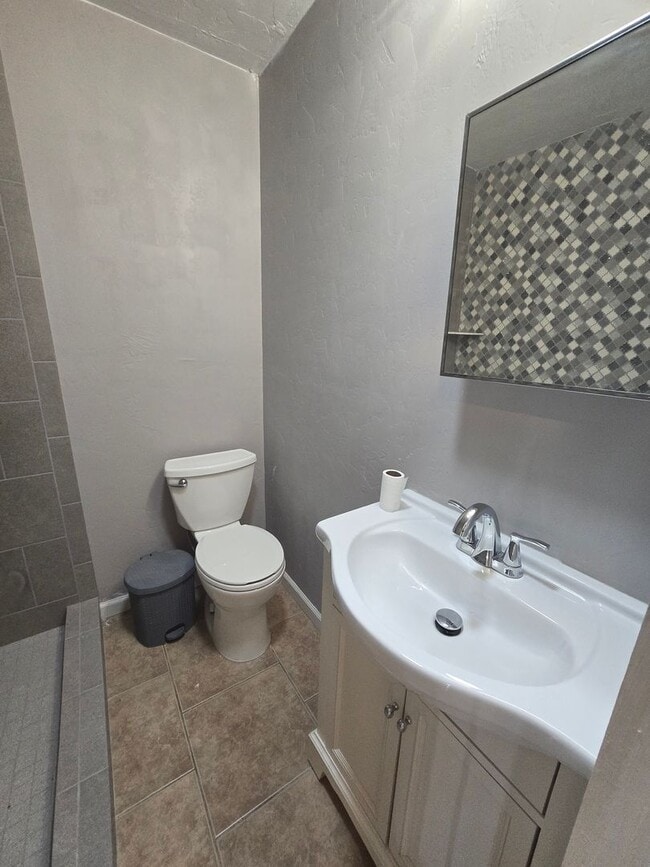 Building Photo - Spacious 3bd/1ba in a HUGE GATED Property!