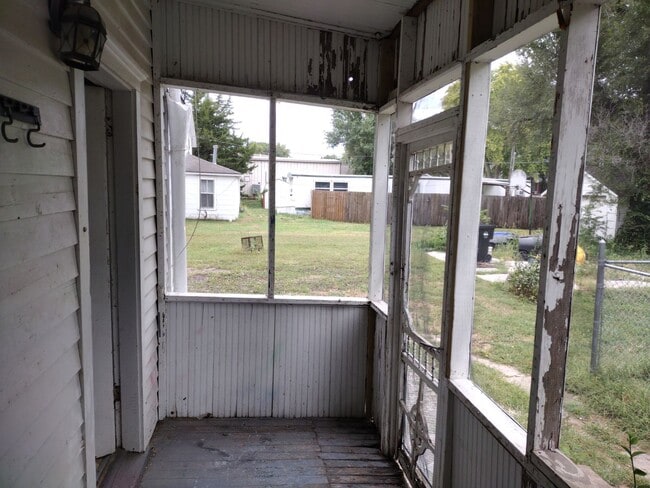 Building Photo - MAIN FLOOR LARGE APARTMENT