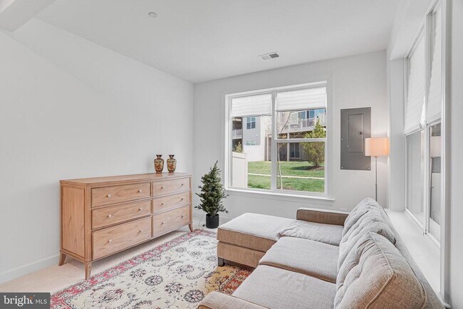 Building Photo - 4975 Longmire Wy