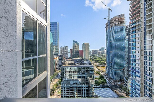 Building Photo - 1060 Brickell Ave