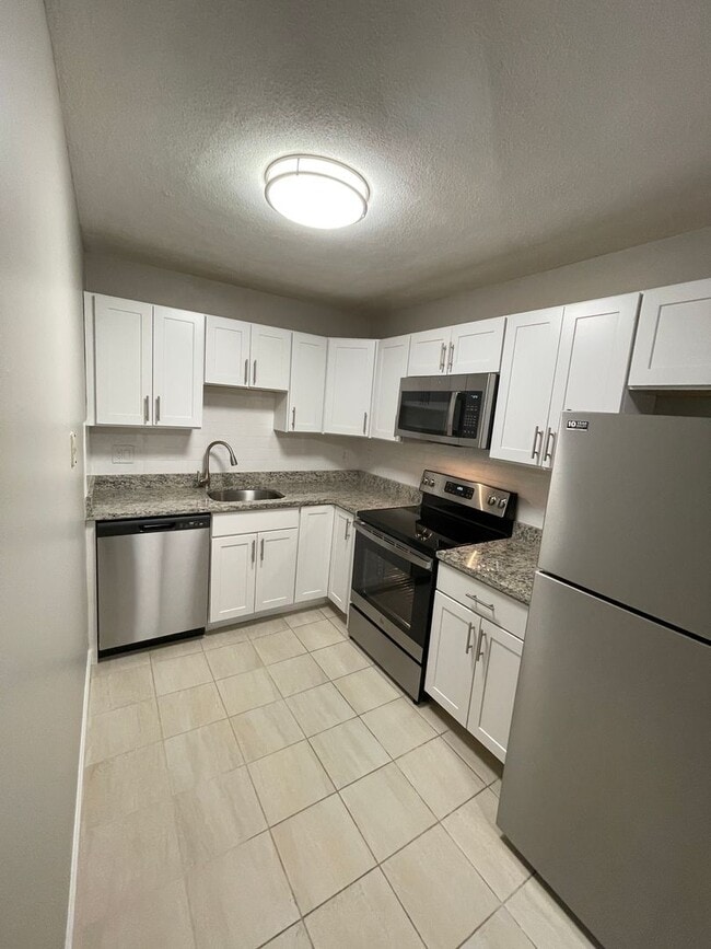 Building Photo - 1-Bedroom H & HW + Parking * Newton Riverside MBTA GL-D
