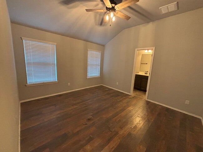 Building Photo - Check out this beautiful home!