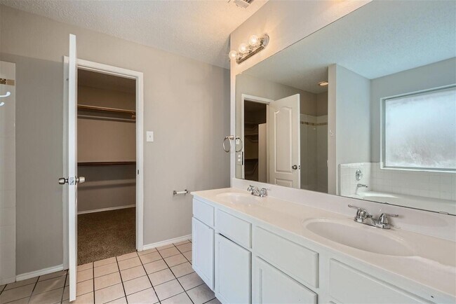 Building Photo - 123 Southampton Dr