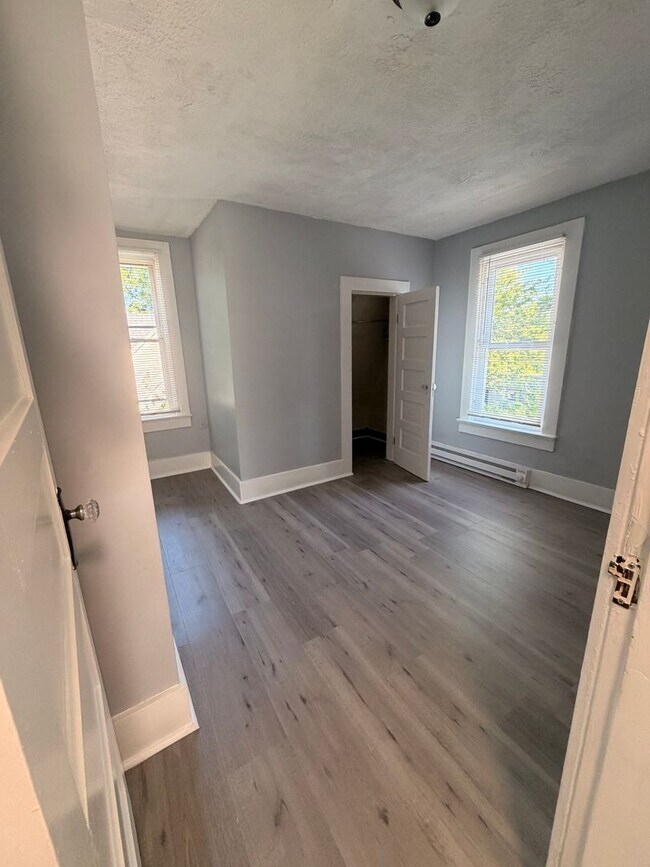 Building Photo - 2 bedroom available for a move right away!