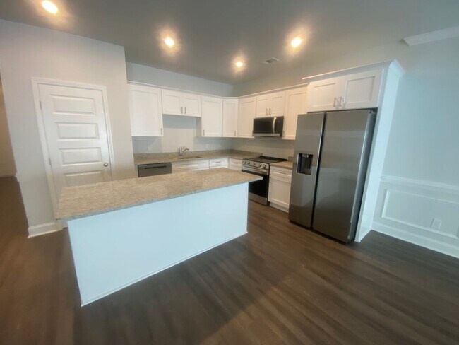 Building Photo - $500 off 1st month's rent with a move-in date in the month January 2026!!! Modern Executive End-U...