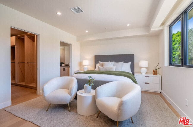 Building Photo - 1861 Barry Ave