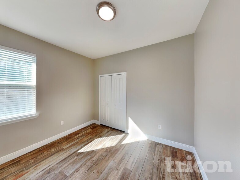 Building Photo - 3321 Buttonwood Ave